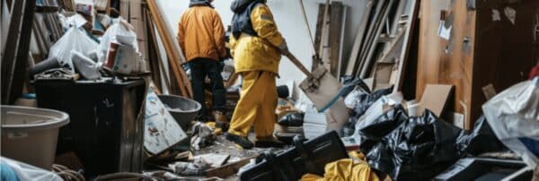 image d'un pro débarraseur dans un appartement insalubre